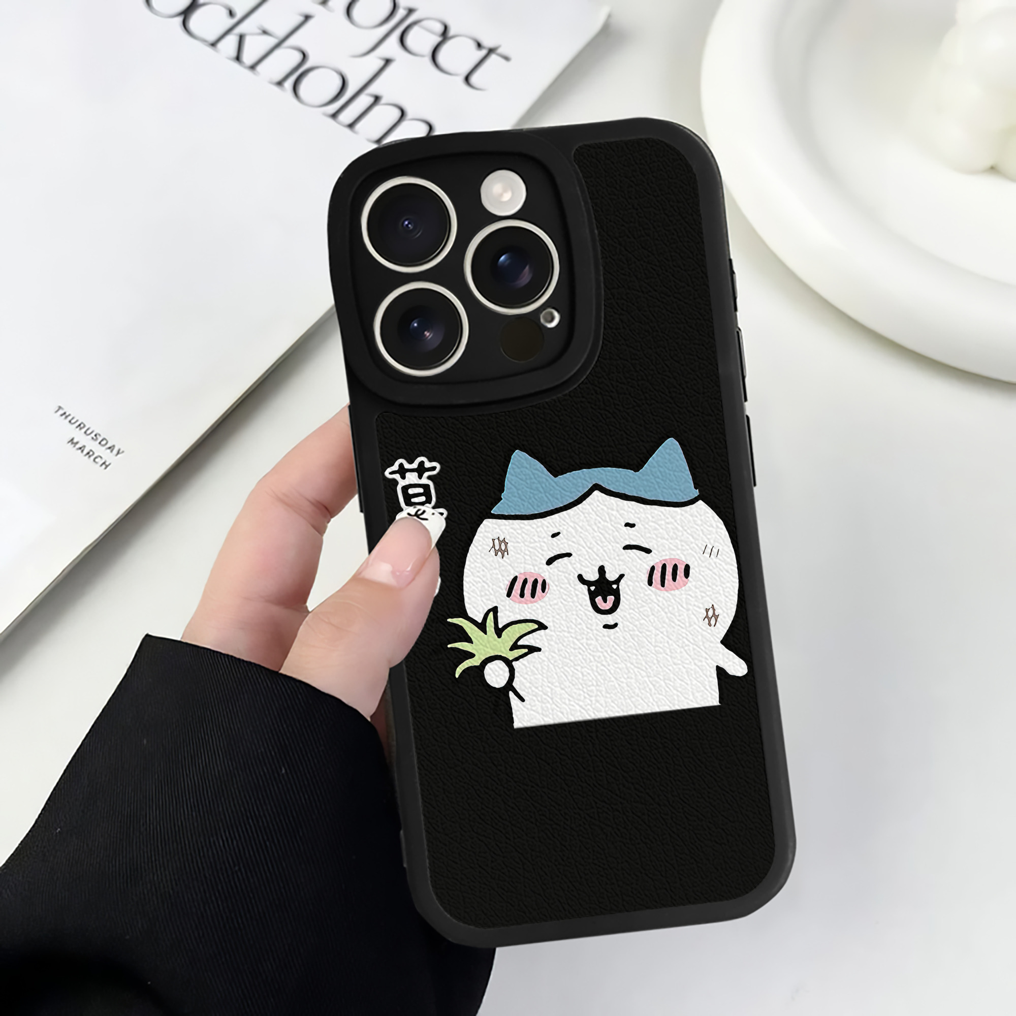 （画像用） ちいかわ ハチワレ Chii-kawa hachiware 【iPhone 16シリーズ対応】シリコンスマホケース（レザー調） 材質：シリコン